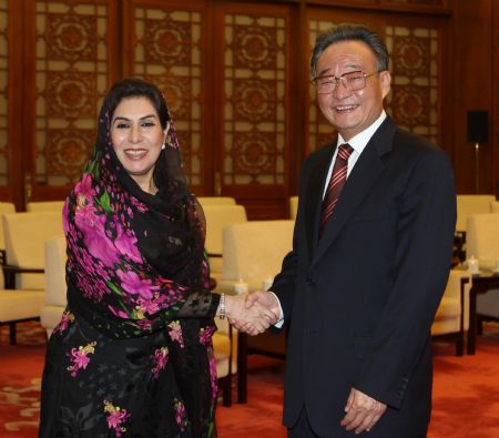 Wu Bangguo (R), chairman of the Standing Committee of the National People's Congress, China's top legislature, meets with Speaker of Pakistan's National Assembly Fahmida Mirza, in Beijing, capital of China, April 22, 2009. [Xinhua]