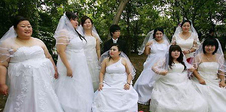 Obese girls prepare for a group photo with their fiancés during a group engagement ceremony in Guangzhou, capital of south China's Guangdong province on April 21, 2009. [sohu.com] 