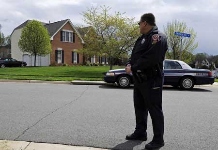 Fairfax County Police control access to the home of David Kellermann, acting chief financial officer of mortgage giant Freddie Mac, in Vienna, Virginia, April 22, 2009. Kellermann, acting chief financial officer of troubled U.S. mortgage giant Freddie Mac, was found dead on Wednesday in his suburban Virginia home after apparently committing suicide, a local police source said. [Xinhua/Reuters]