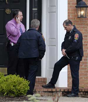 Fairfax County Police stand on the front step of the home of David Kellermann, acting chief financial officer of mortgage giant Freddie Mac, in Vienna, Virginia, April 22, 2009. Kellermann, acting chief financial officer of troubled U.S. mortgage giant Freddie Mac, was found dead on Wednesday in his suburban Virginia home after apparently committing suicide, a local police source said. [Xinhua/Reuters]