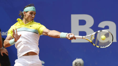 Rafael Nadal of Spain returns a ball to Frederico Gil of Portugal during their match at the Barcelona Open tennis tournament April 22, 2009.[Xinhua/Reuters]