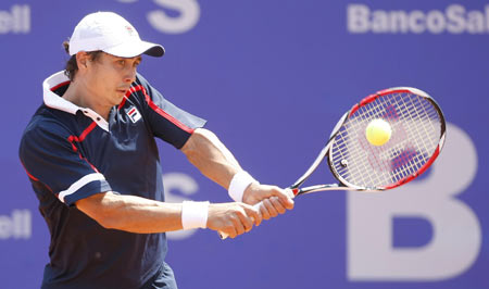  Igor Kunitsyn of Russia returns a ball to David Nalbandian of Argentina during their match at the Barcelona Open tennis tournament April 22, 2009. [Xinhua/Reuters]