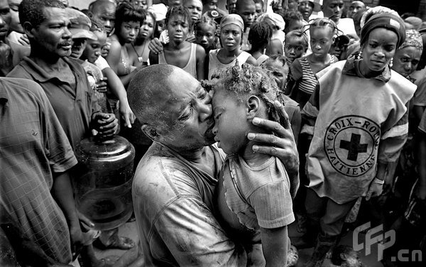 Frantz Samedi holds his lifeless 5-year-old daughter, Tamasha Jean, who died when Hurricane Ike's flood waters swept children and the elderly from their homes in the small Haitian town of Cabaret in this September 7, 2008 photo.[CFP]