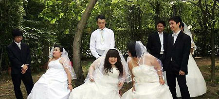 Obese girls prepare for a group photo with their fiancés during a group engagement ceremony in Guangzhou, capital of south China's Guangdong province on April 21, 2009. [sohu.com]