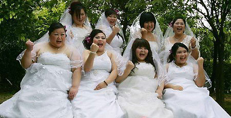 Obese girls cheer for their happiness during a group photo at their group engagement ceremony in Guangzhou, capital of south China's Guangdong province on April 21, 2009. [sohu.com] 