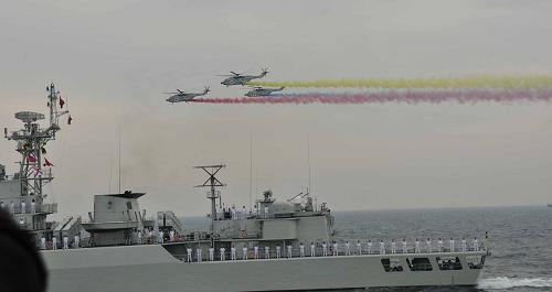 A naval parade of the Chinese People's Liberation Army (PLA) Navy warships and aircraft is held in waters off China's port city of Qingdao, east China's Shandong Province, on April 23, 2009. [Li Gang/Xinhua]