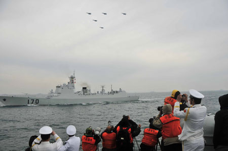 A naval parade of the Chinese People's Liberation Army (PLA) Navy warships and aircraft is held in waters off China's port city of Qingdao, east China's Shandong Province, on April 23, 2009. [Li Gang/Xinhua]