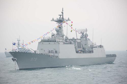 A naval parade of the Chinese People's Liberation Army (PLA) Navy warships and aircraft is held in waters off China's port city of Qingdao, east China's Shandong Province, on April 23, 2009. [Li Gang/Xinhua]