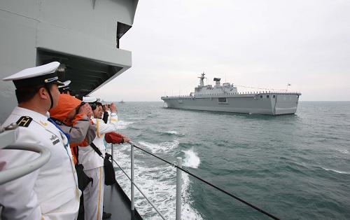  A naval parade of the Chinese People's Liberation Army (PLA) Navy warships and aircraft is held in waters off China's port city of Qingdao, east China's Shandong Province, on April 23, 2009. [Li Gang/Xinhua] 