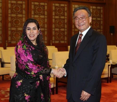 Wu Bangguo (R), chairman of the Standing Committee of the National People's Congress, China's top legislature, meets with Speaker of Pakistan's National Assembly Fahmida Mirza, in Beijing, capital of China, April 22, 2009. (Xinhua/Liu Weibing)