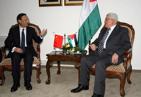 Palestinian National Authority Chairman Mahmoud Abbas (R) meets with visiting Chinese Foreign Minister Yang Jiechi in the West Bank city of Ramallah, April 22, 2009. (Xinhua/Hua Chunyu)