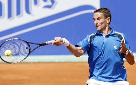 Tommy Robredo of Spain hits a return to Gaston Gaudio of Argentina during their match at the Barcelona Open tennis tournament April 22, 2009.(Xinhua/Reuters Photo) 