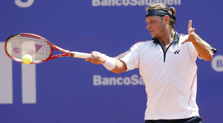 David Nalbandian of Argentina returns a ball to Igor Kunitsyn of Russia during their match at the Barcelona Open tennis tournament April 22, 2009. (Xinhua/Reuters Photo) 