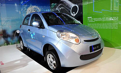 With concern of a green future and in answer to the Chinese government's appeal for energy-efficiency, global and domestic automobile manufacturers are showcasing their electric car models at the ongoing Shanghai auto show. [news.cheshi.com]