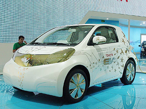 With concern of a green future and in answer to the Chinese government's appeal for energy-efficiency, global and domestic automobile manufacturers are showcasing their electric car models at the ongoing Shanghai auto show. [news.cheshi.com]