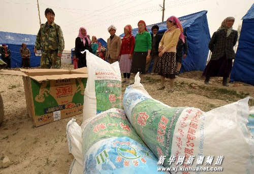 People line up for disaster relief materials in the earthquake-hit Akqi County, Kizilsu Kirgiz Prefecture in Xinjiang Uygur Autonomous Region on April 21, 2009.