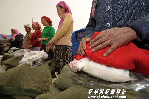 People line up for disaster relief materials in the earthquake-hit Akqi County, Kizilsu Kirgiz Prefecture in Xinjiang Uygur Autonomous Region on April 21, 2009.