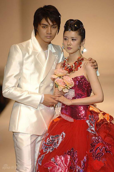 South Korean stars Jang Nara and Kim Joon demonstrate creations by venerated Korean fashion designer Andre Kim in Shanghai on April 22, 2009. The show opened the Preview in Shanghai 2009 (Korean Textile and Apparel Show), which will be running for three days at the Shanghai Mart. 