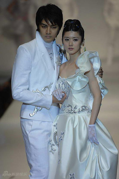 South Korean stars Jang Nara and Kim Joon demonstrate creations by venerated Korean fashion designer Andre Kim in Shanghai on April 22, 2009. The show opened the Preview in Shanghai 2009 (Korean Textile and Apparel Show), which will be running for three days at the Shanghai Mart. 