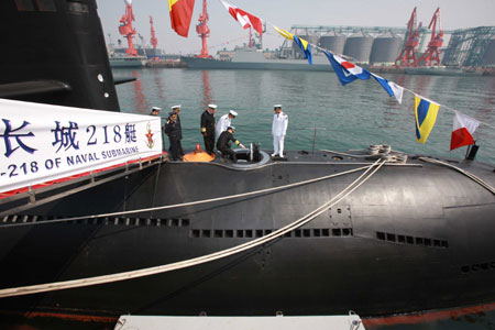 Senior navy officers visit a Chinese naval submarine at Qingdao port, east China's Shandong Province, on April 22, 2009. Heads of delegations of foreign navies, who came to Qingdao to attend the celebration marking the 60th anniversary of the founding of Chinese Chinese People's Liberation Army (PLA) Navy, visited Chinese naval submarine here on Wednesday.(Xinhua/Li Gang)