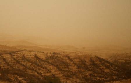 The photo taken on April 23, 2009 shows sandstorm hitting parts of Inner Mongolia Autonomous Region, north China. The heavy sandstorm caused inconvenience for local production and traffic on Thursday. (Xinhua Photo) 