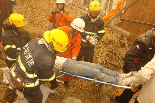 At least 10 people were killed and 15 others were injured after the roof of a clothing factory collapsed in north China's Hebei Province Friday, the local authorities said. [Sina.com.cn]