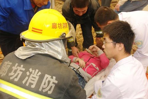 At least 10 people were killed and 15 others were injured after the roof of a clothing factory collapsed in north China's Hebei Province Friday, the local authorities said. [Sina.com.cn]