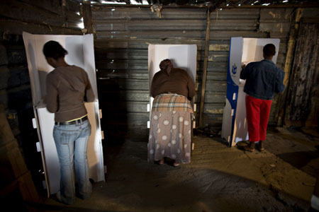 South Africans cast their ballots at a polling station in Cape Town's Khayelitsha township April 22, 2009.[Xinhua/Reuters]