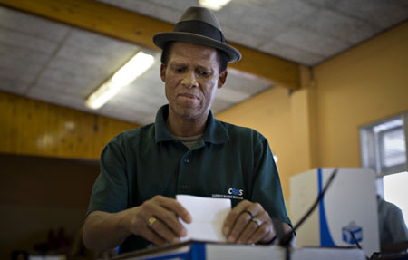 A South African man casts his ballot at a polling station in Mitchell's Plain outside Cape Town April 22, 2009.[Xinhua/Reuters]