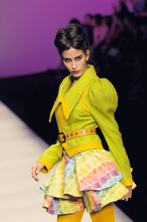 A model presents a creation by designer Simon Wang at a fashion show of the 2009 Shanghai Fashion Week in Shanghai, east China, April 23, 2009. The fashion week was opened here on Wednesday. [Dong Hongjing/Xinhua]