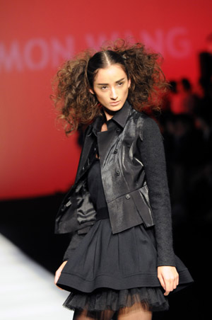 A model presents a creation by designer Simon Wang at a fashion show of the 2009 Shanghai Fashion Week in Shanghai, east China, April 23, 2009.[Dong Hongjing/Xinhua]