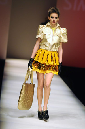 A model presents a creation by designer Simon Wang at a fashion show of the 2009 Shanghai Fashion Week in Shanghai, east China, April 23, 2009.[Dong Hongjing/Xinhua]