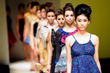 Models present creations by designer Simon Wang at a fashion show of the 2009 Shanghai Fashion Week in Shanghai, east China, April 23, 2009. [Dong Hongjing/Xinhua] 