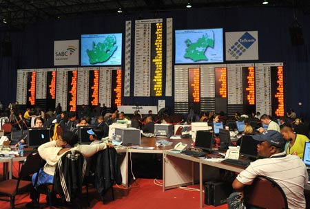 Delegates of political parties observe the eletion tally at the result center in Pretoria, South Africa, April 23, 2009. South Africa's African National Congress (ANC) on Thursday evening seemed set to retain its two-thirds majority as, with roughly half of votes counted, its score crept up to 66.85 percent. The final result will come out Friday. [Xinhua]