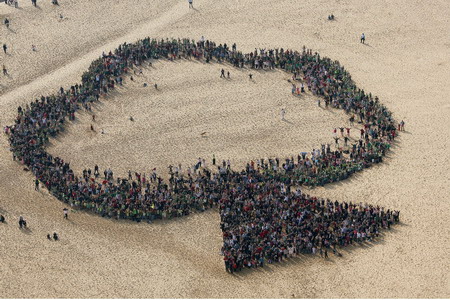 Hundreds of people stand on the Pyla-Sur-Mer beach in France to form a tree on April 22, 2009, the 40th Earth Day. [CFP]