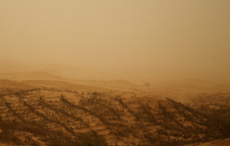 The photo taken on April 23, 2009 shows sandstorm hitting parts of Inner Mongolia Autonomous Region, north China. The heavy sandstorm caused inconvenience for local production and traffic on Thursday. [Xinhua]