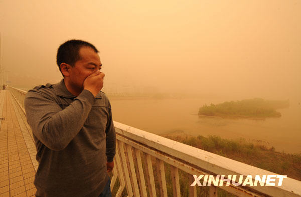 The photo taken on April 23, 2009 shows sandstorm hitting Lanzhou city, northwest China's Gansu Province, April 23, 2009. [Xinhua]