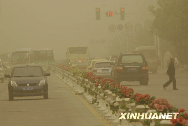  The photo taken on April 23, 2009 shows sandstorm hitting parts of Xinjiang Autonomous Region, northwest China, April 23, 2009. [Xinhua] 