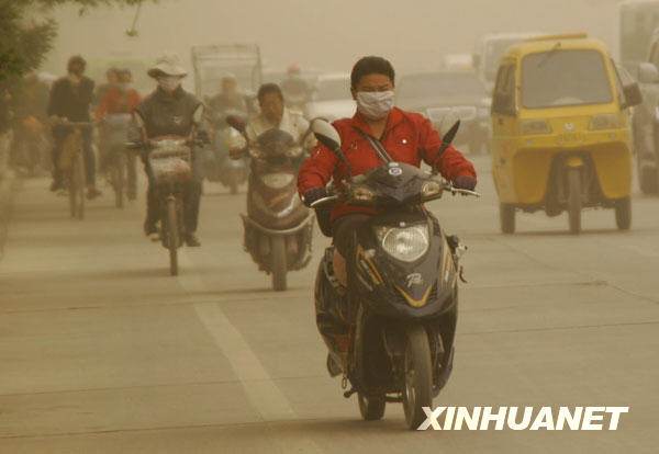 The photo taken on April 23, 2009 shows sandstorm hitting parts of Xinjiang Autonomous Region, northwest China, April 23, 2009. [Xinhua] 