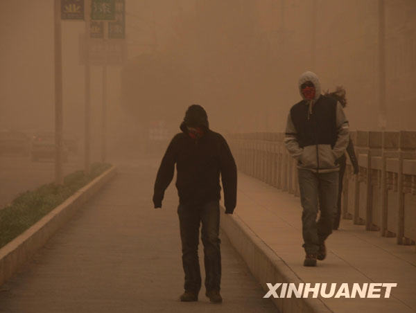 The photo taken on April 23, 2009 shows sandstorm hitting parts of Gansu Province, northwest China, April 23, 2009. [Xinhua]