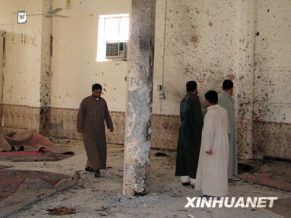 Residents gather at the site of a suicide bombing in Baghdad April 23, 2009. A suicide bomber wearing a vest stuffed with explosives blew himself up in a group of police distributing relief supplies in Baghdad on Thursday, killing at least 28 people and wounding 50, Iraqi police said. [Xinhua]
