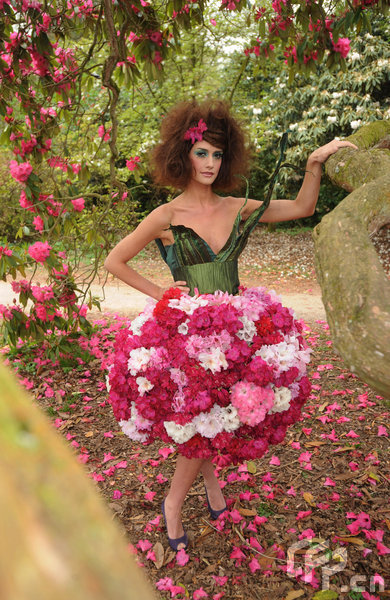 Model Charlotte Edwards, 27, from Bristol wearing the dress made from pink and white rhododendrons at the National Arboretum at Westonbirt. [ChinaFotoPress/CFP]