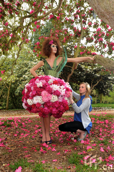 Model Charlotte Edwards, 27, from Bristol wearing the dress made from pink and white rhododendrons with 19-year-old designer Alice Riley at the National Arboretum at Westonbirt. [ChinaFotoPress/CFP] 