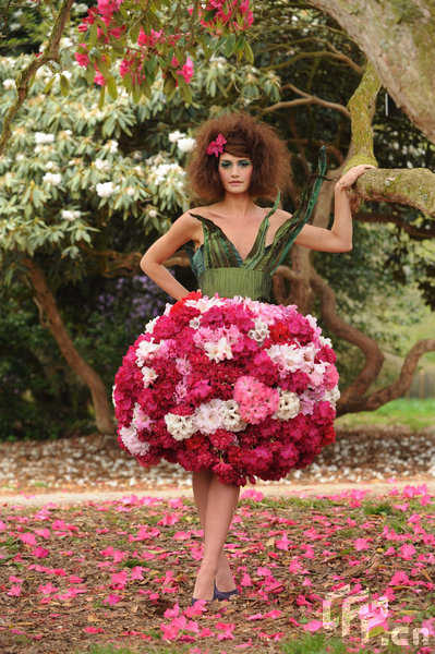 Model Charlotte Edwards, 27, from Bristol wearing the dress made from pink and white rhododendrons at the National Arboretum at Westonbirt. [ChinaFotoPress/CFP]