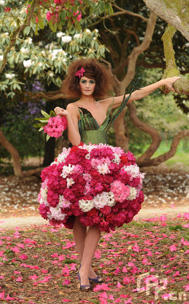 Model Charlotte Edwards, 27, from Bristol wearing the dress made from pink and white rhododendrons at the National Arboretum at Westonbirt. [ChinaFotoPress/CFP]