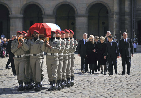 French President Nicolas Sarkozy (2nd R) and former President Jacques Chirac (R) attend the funeral services for late former French Defence Minister Yvon Bourges at the Invalides church in Paris April 23, 2009.[Xinhua/Reuters]