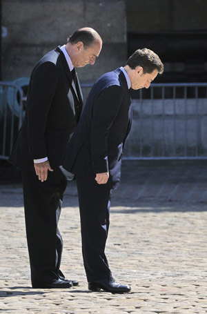 French President Nicolas Sarkozy (R) and former President Jacques Chirac (L) attend the funeral services for late former French Defence Minister Yvon Bourges at the Invalides church in Paris April 23, 2009.[Xinhua/Reuters]