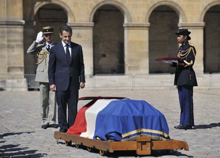 France's President Nicolas Sarkozy (C) stands in silence in front of the coffin of late former French Defence Minister Yvon Bourges during the funeral services at at the Invalides church in Paris April 23, 2009.[Xinhua/Reuters]