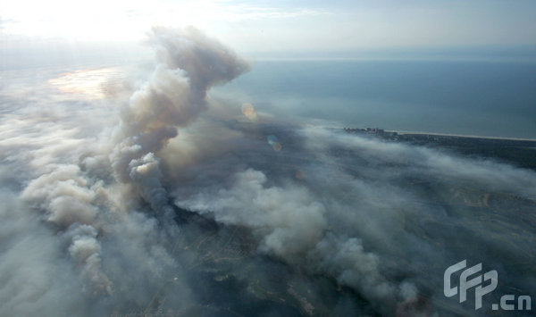 Smoke from wildfires fill the air near North Myrtle Beach, South Carolina, on Thursday, April 23, 2009.[Logan Mock-Bunting/GettyNorthAmerica/CFP]