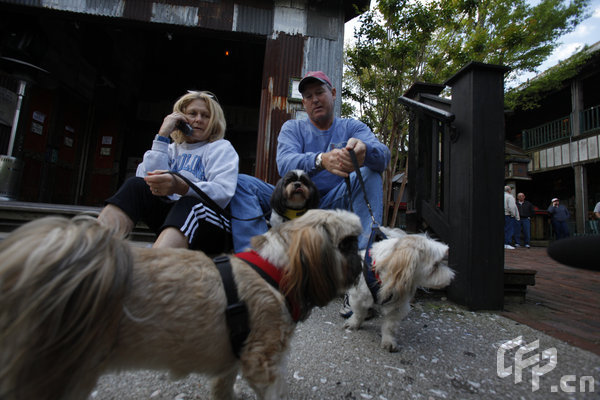 Dennis and Mary Anne Gannon were evacuated from their homes in North Myrtle Beach, South Carolina, on Thursday, April 23, 2009. [Logan Mock-Bunting/GettyNorthAmerica/CFP]